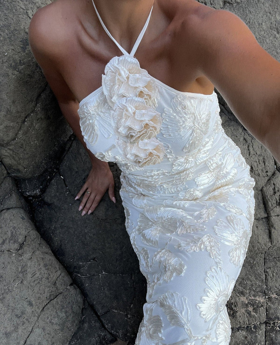 Haftowana sukienka maxi z dekoltem halter w kwiaty