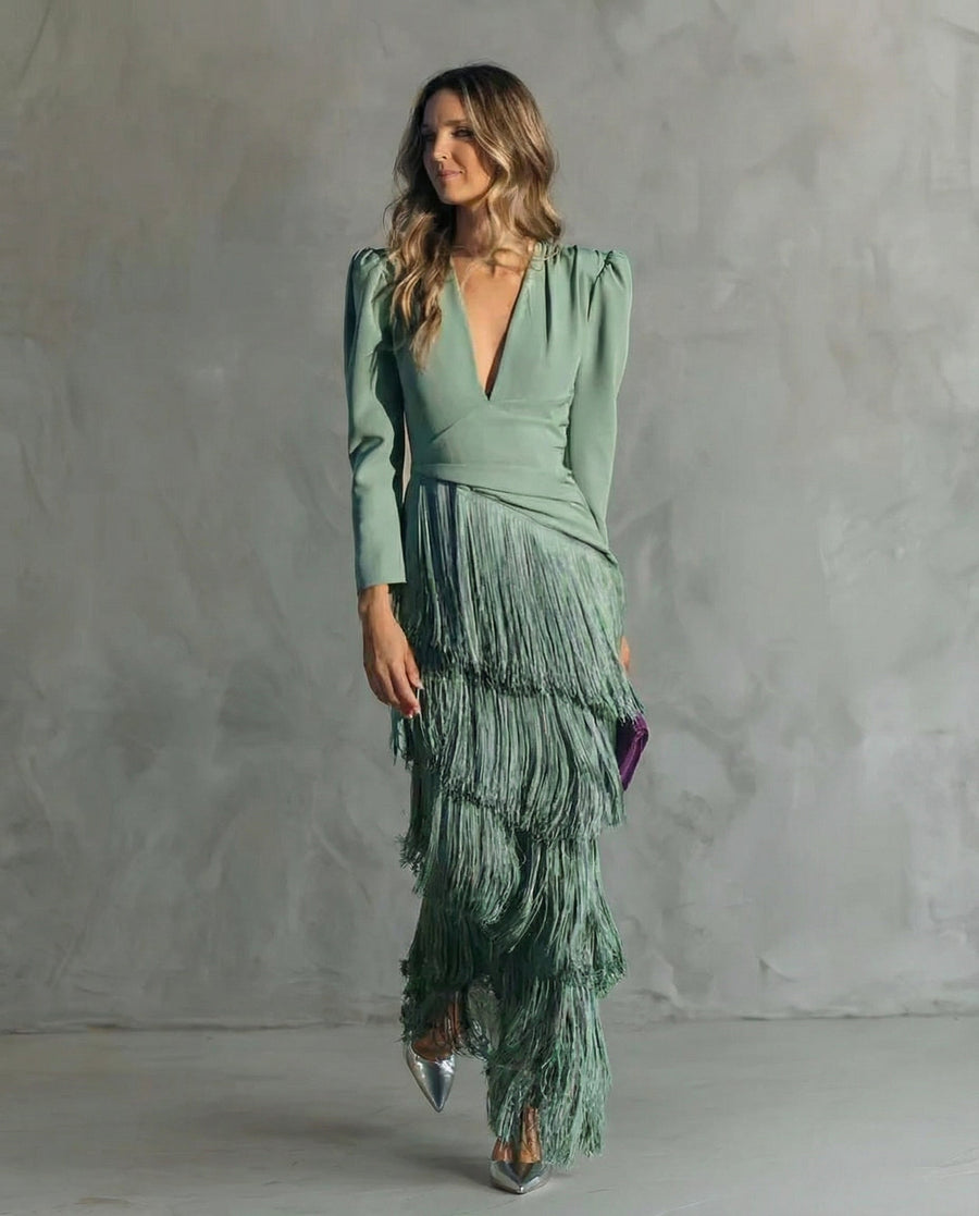 Clara – elegancka sukienka midi z frędzlami na rękawach